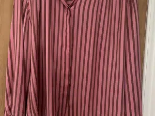 Karmamia skjorte str. M - UBRUGT PGA. FEJLKØB