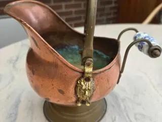 Antik kobberkande med porcelæn håndtag.
