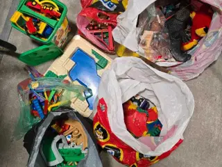 Legetøj til børn. Duplo, tog, biler, dyr osv