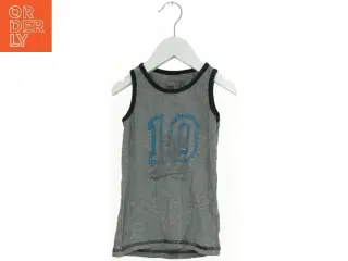 Grå tanktop med print fra Mads & Mette (str. 104)