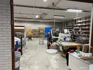 Lager og kontor. med gode faciliteter til produktion