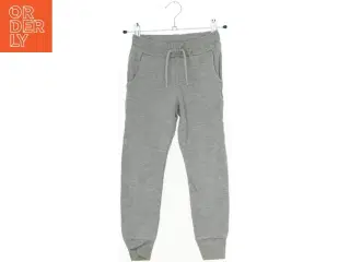 Grå sweatpants med snøre fra Basic needs (str. 110)