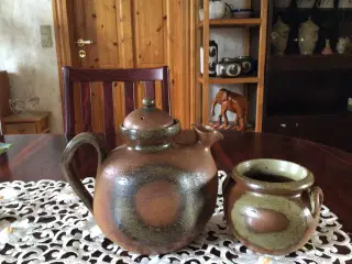 Keramik tepotte med en sukker-/marmeladeskål