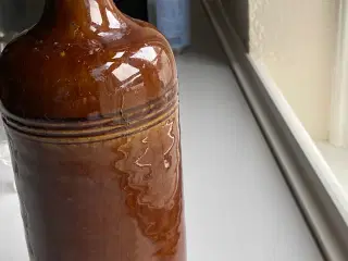 Keramisk brun antik flaske