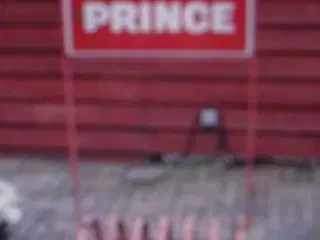 Prince dobbelt siddet reklameskilt