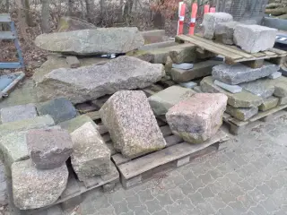 Diverse granitblokke.