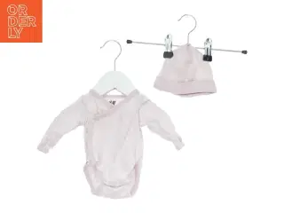 Baby bodystocking og hue fra H&M (str. 50)