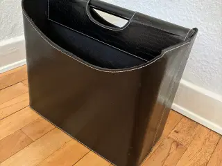 Magasin holder i sort “læderlook”