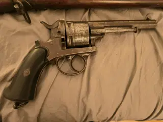 Samling af antikke skydevåben