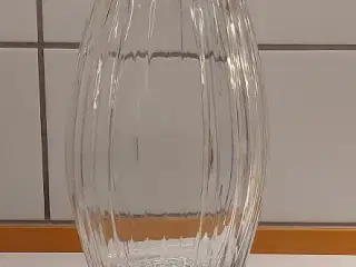 Flot 21 cm. høj glasvase sælges