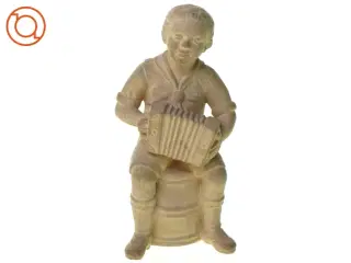 Figur af dreng der spiller harmonika (str. 17 x 7 cm)
