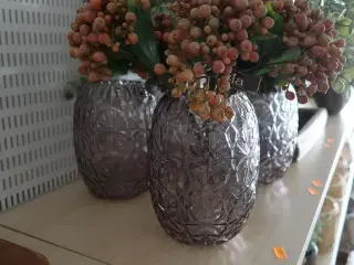 Vase med kunstige blomster