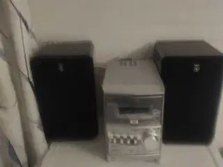 Anlæg med CD afspiller to højtalere det er grå