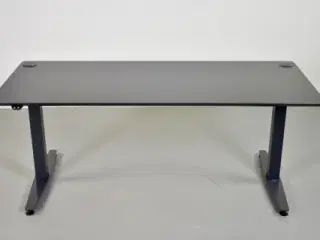 Hæve-/sænkebord med sort laminat og faset sort kant, 180 cm.