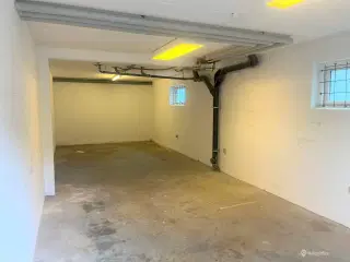 Lager på 60 m² med vinduer og adgang i niveau via rampe.