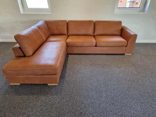 Ny stor sofa med chaiselong og open end i cognac 