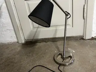 Skrivebordslampe i stål
