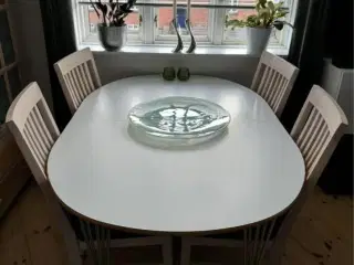 Spisebord m/udtræk + 1 tillægsplade.