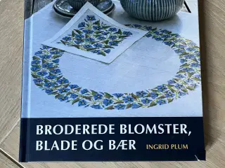 Broderede blomster, blade og bær