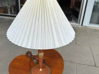 Bordlampe i teaktræ / messing