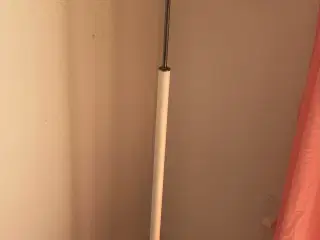 Hvid gulvlampe. 120 cm høj. 40 cm i diameter. Pæn.