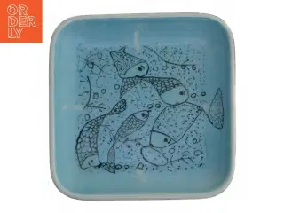 Dekorativ firkantet fad med fiskemønster (str. 13x13 cm)