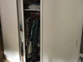 2 klædeskabe, hvide