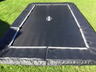 Trampolin til nedgravning