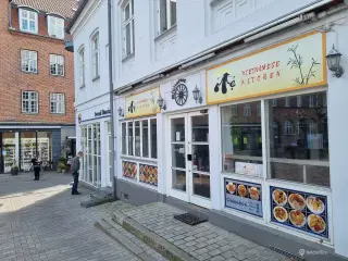 Butik til grillbar. vaffelbod. iskiosk eller.... - i alt ca. 86 kvm