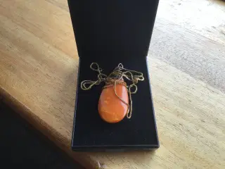 Smykke i guld med mælkerav