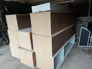 Gratis garderobeskabe med tilbehør