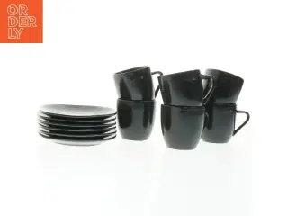 Sort sæt af kopper og underkopper fra aida