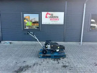 - - - Kwern Ukrudts børste med benzin motor.