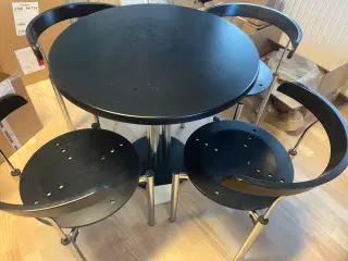 Rundt bord med 4 stole. 