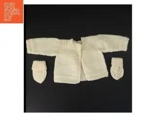 Strikket cardigan med luffer (str. 19 x 16 cm ærme 11 cm)