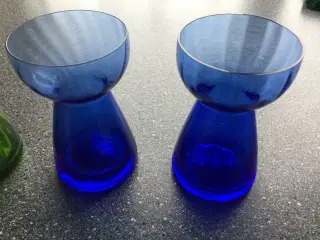 Blå vaser, glasskåle, lysestage og hyacintglas
