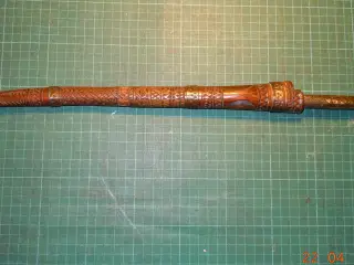 Flissa, smuk berberkniv i udskåret træskede.