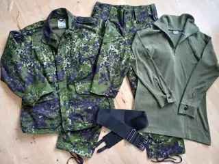 Kampuniform M/84 – str. S – næsten ny – militær