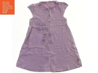 Lilla kjole med blomster og sommerfugl fra Name It (str. 134)