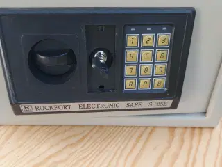 Værdiboks i stål med nøgle og kodelås