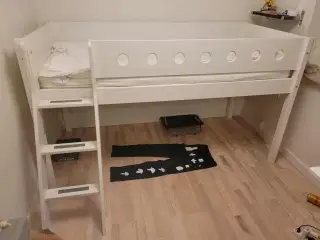 Høj børneseng i god kvalitet