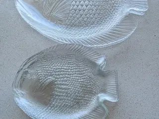 2 fine fiskefade med 8 tilhørende tallerkener