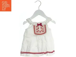 Sommerkjole med broderi fra Nannette (str. 86)