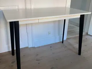 Skrivebord + stol