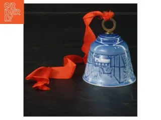 Porcelænsklokke med rød snor fra B&G (str. 8x7 cm)