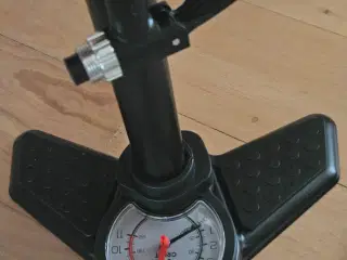 FODPUMBE MED MANOMETER 