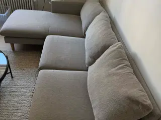 BYD GERNE - Sofa med chaiselong i grå.