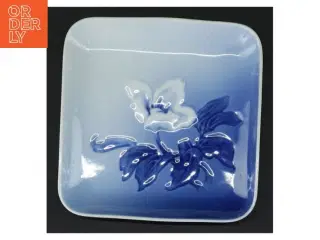 Hvidt porcelænsfad med blå blomstermotiv fra B&G (str. 12,5 x 12,5 x 2 cm)