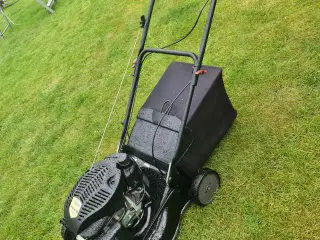 selvkørende plæneklipper 