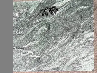 Grønmeleret gravsten.